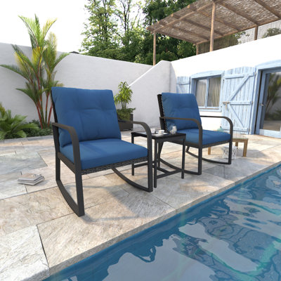 Ensemble de bistro 3 pièces avec 2 chaises berçantes en osier et coussins et 1 table à plateau en verre pour le bord de la piscine
