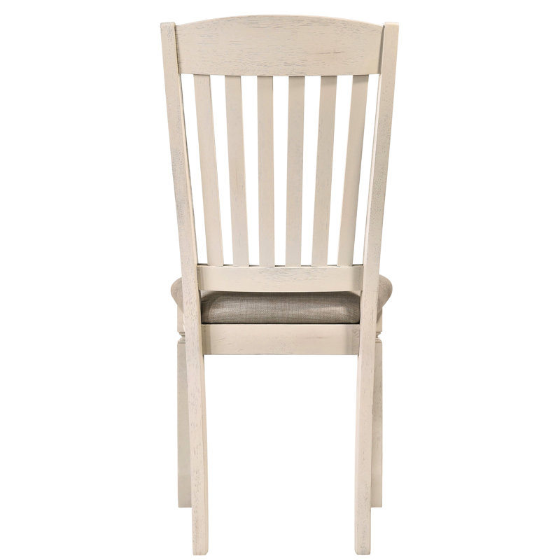De 2 chaises d'appoint rembourrées brun clair avec des pieds de finition crème et un dossier à lattes en bois pour les repas en Mark 2