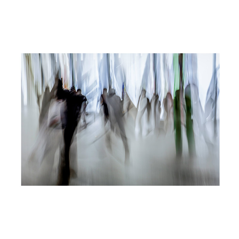 Andy Bauer Passing Shop Windows Canvas Art, H 12 po x l 19 po