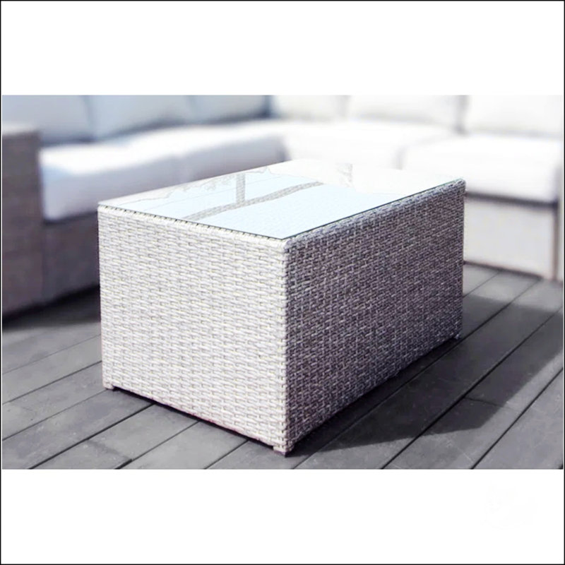 Table basse en osier entièrement assemblée avec coussins épais et verre trempé, parfaite pour les réceptions en plein air et la durabilité.
