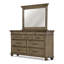 Commode traditionnelle en bois de chêne vieilli avec glissières à roulement à billes et pieds en oignon, parfaite pour un rangement élégant