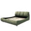 Très grand lit avec un cadre rembourré doux en bois massif, sans sommier pour une nuit confortable et relaxante. Lit plateforme tapissier de taille élégante, convenant à plusieurs hauteurs de matelas.