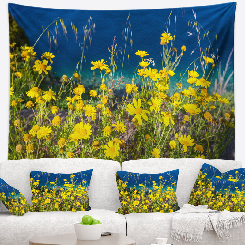 Tapisserie de fleurs sauvages jaunes sur la côte de la mer, H 68 po x l 80 po
