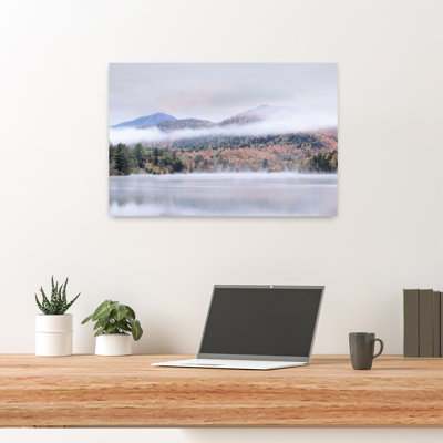 Miroir lac brumeux, lever de soleil, paysage contemporain abstrait, art