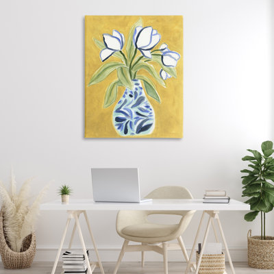 Tulipes vives dans un vase, design par June Erica Vess
