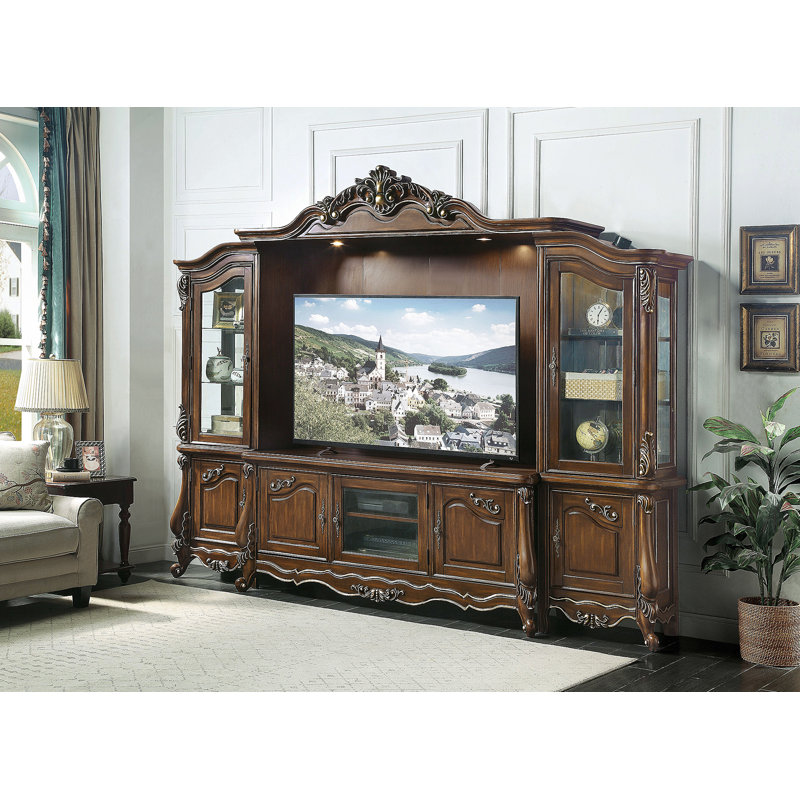 Meuble audio-vidéo Latisha avec finition en chêne antique, offrant fonctionnalité, style et amplement de rangement pour votre maison