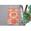 Petit tapis turc vintage en laine avec un design anatolien pour l'entrée et la salle de bain dans un style bohème dans une teinte rouge audacieuse