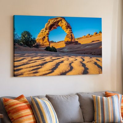 Reproduction d'art sur toile, "Une scène de désert magnifique avec une grande arche en grès naturel encadrée contre un ciel bleu vibrant"