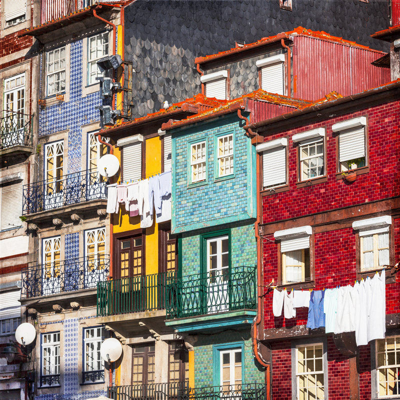 Bâtiments colorés Waveside de Porto par Freeartist, H 30 po x l 30 po