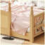 Lit grand format pour enfants Montessori avec garde-corps pleine longueur, à côté d'une bibliothèque, design enfantin, finition en bois naturel-130156401-130156403
