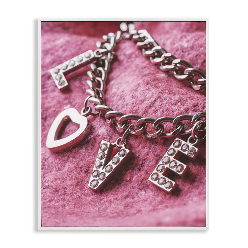 «Glam Love Charm», giclée encadrée par Lil 'Rue, H 20 po x l 16 po, Estampe numérique encadrée blanc bord de mer