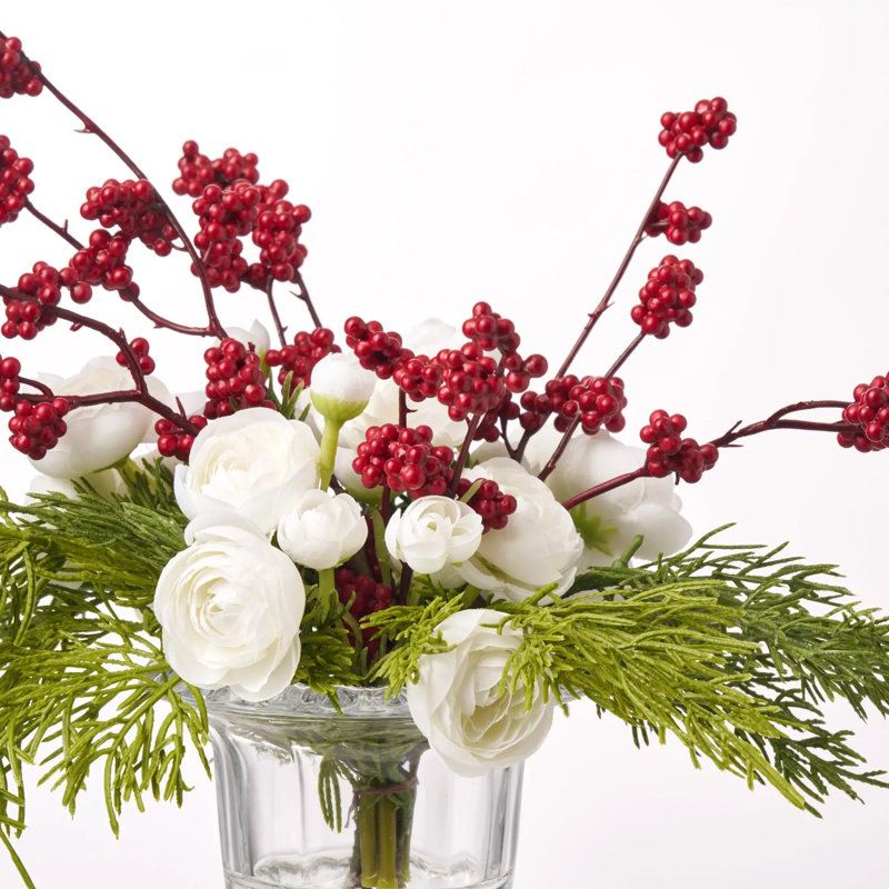 Arrangement blanc avec des fleurs de renoncule blanches et des bleuets rouges avec cèdre