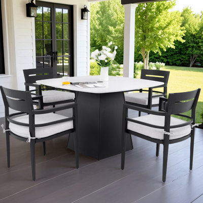 Mobilier de patio moderne 5 pièces avec table en pierre frittée de 44 po, 4 fauteuils et coussins de teinture Modern: coussins confortables, intempéries