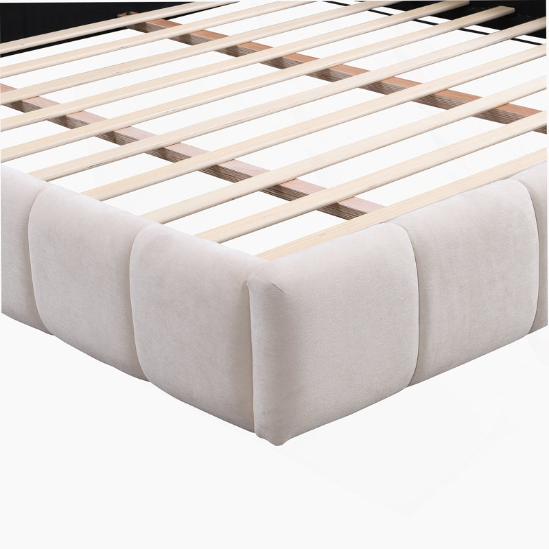 Élégant lit rembourré avec un design en damier, offrant un confort moelleux et un style intemporel pour une chambre à coucher relaxante