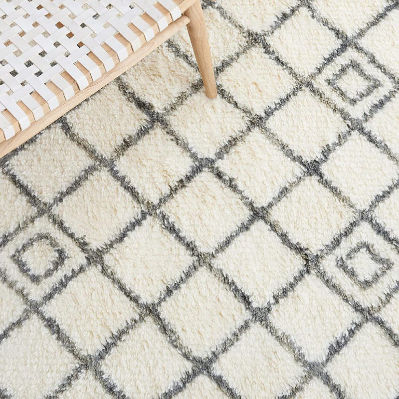 Tapis en laine et coton ivoire et vert à motif géométrique touffeté à la main Benyam, Rectangle 3 pi x 5 pi