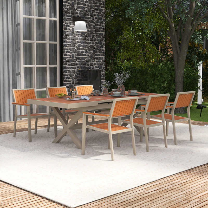 La liberté de manger en plein air avec un ensemble flexible comprenant six chaises et une table qui s'étend de 62,9 à 82,6 pouces