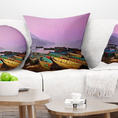Bateaux sous le ciel du crépuscule avec coussin Phewa