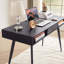 Bureau Mid-Century avec ports USB et prise de courant, bureau d'écriture moderne avec tiroirs, bureau d'ordinateur multifonctionnel-586957916