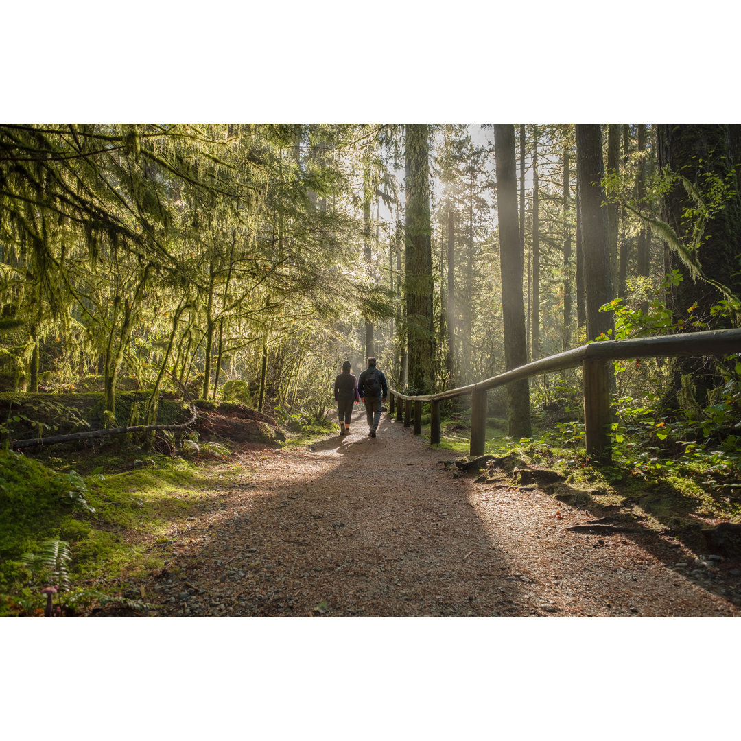 Mann und Frau gehen auf einem Waldweg