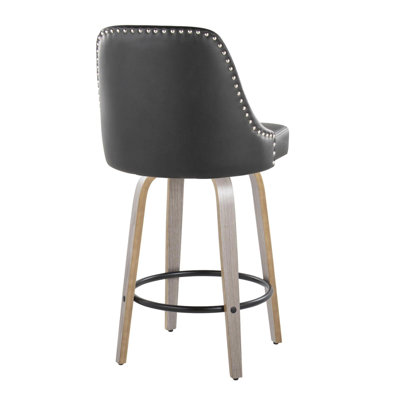 Tabouret de comptoir 26 po à hauteur fixe avec pivot en bois gris clair et similicuir noir avec garniture cloutée chromée et repose-pieds rond en métal noir - ensemble de 2