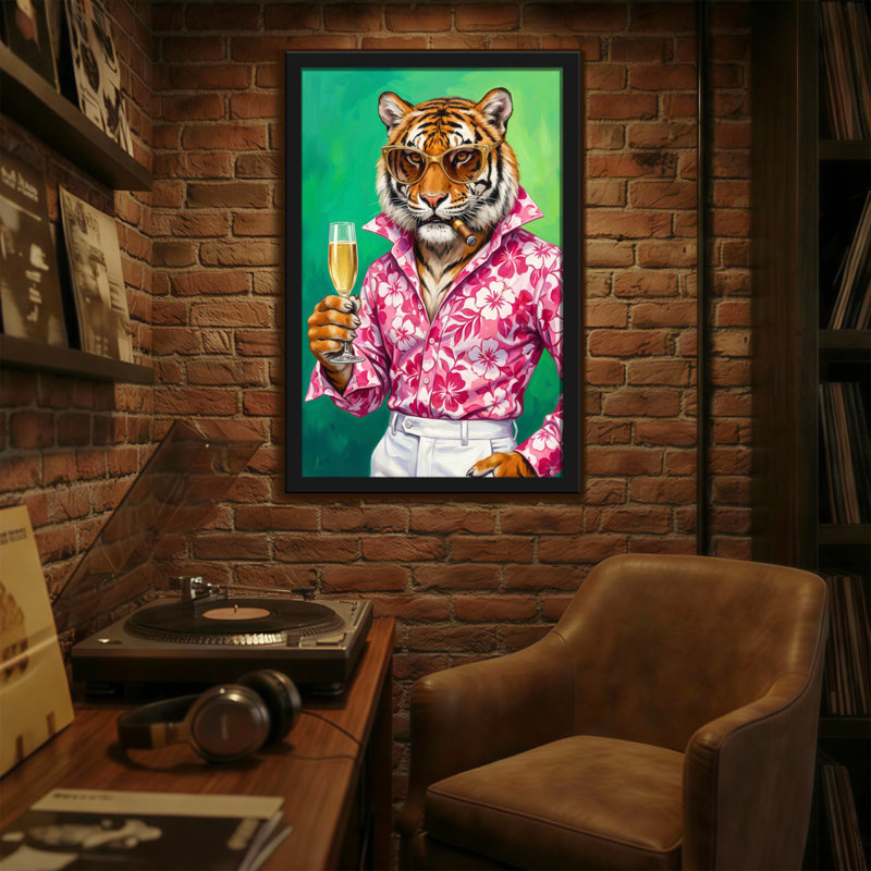 Le tigre porte un t-shirt rose avec des animaux, H 30 po x l 20 po
