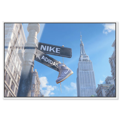 «Sneaker Hanging Crossroad», art mural encadré à la mode par Art Remedy, cadre blanc, 36 x 24