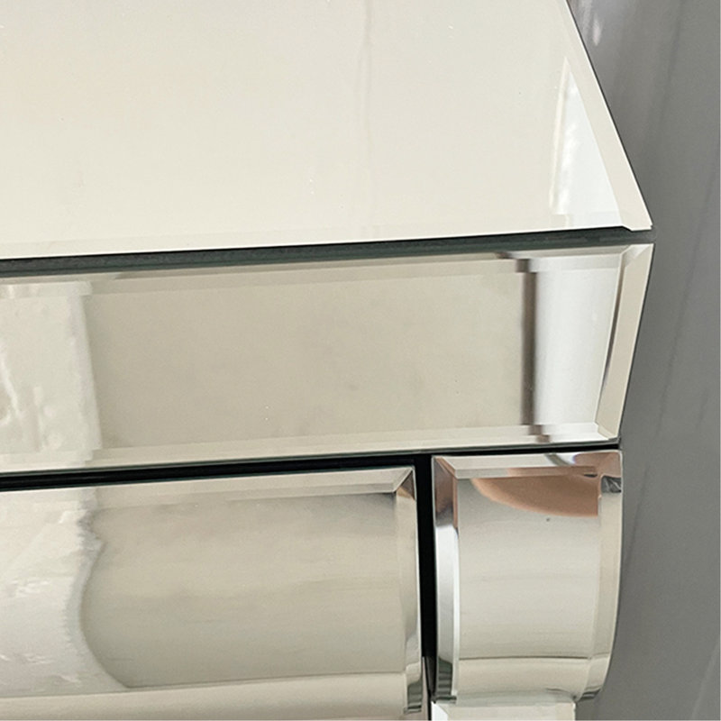 Table d'appoint en miroir argentée brillante avec deux tiroirs et une conception à bords uniques, convenant à un vestibule ou à un espace de vie principal, compartiments de rangement faciles à assembler, espaces fonctionnels à plusieurs niveaux, cadre