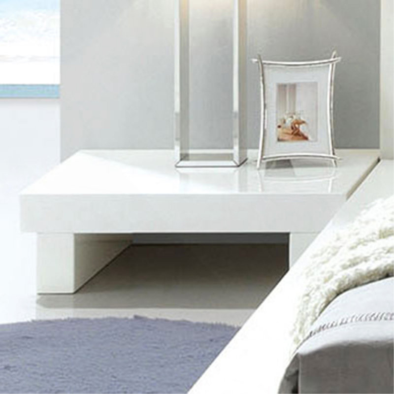 Petite table de chevet avec chargeur USB à finition blanche