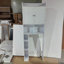 Armoire de rangement au-dessus de la toilette avec tablette réglable, économiseur d'espace de salle de bain avec portes doubles et tablettes ouvertes, support de rangement de toilette autoportant pour le rangement de la salle de bain - Blanc
