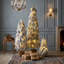 Ensemble de 3 sapins de Noël artificiels pré-illuminés, recouverts de neige floquée et de lumières DEL multicolores.