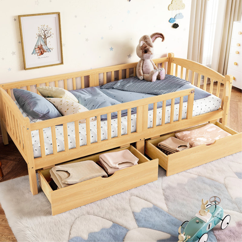 Lit plateforme simple TG avec garde-corps et tiroir spacieux sous le lit, tête de lit adorable dans des tons naturels, pas besoin de sommier tapissier, tiroirs de rangement simples à mettre en place, doux