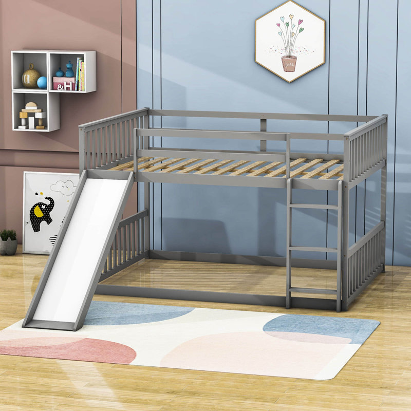 Lit superposé double au dessus d'un lit double en bois avec glissade, gris