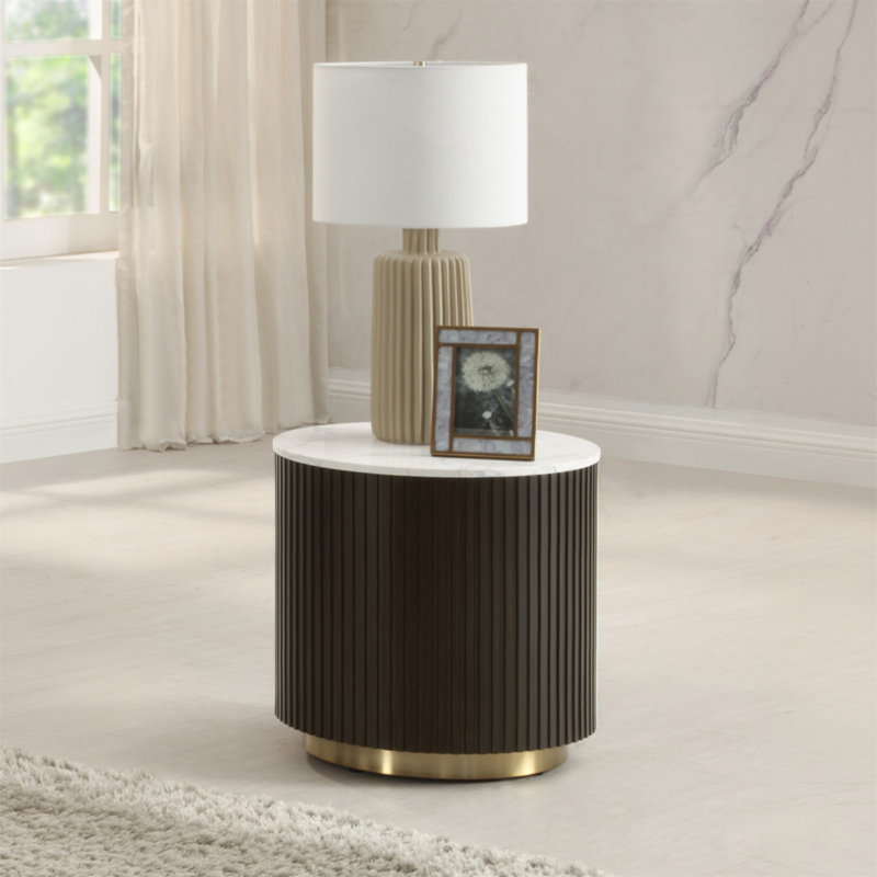 Table de bout ronde en bois cannelé espresso avec plateau en marbre blanc
