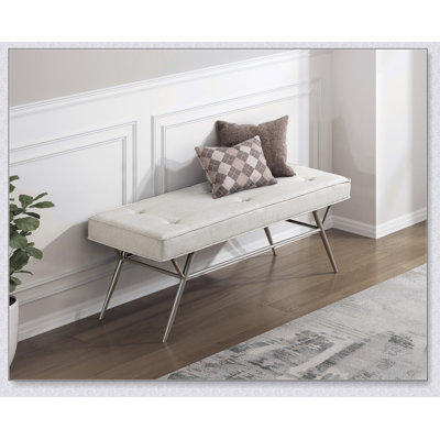 Banc contemporain rembourré avec siège capitonné beige, confort moelleux et pieds en métal au fini champagne pour le vestibule