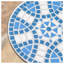 Table d'appoint d'extérieur ronde avec plateau de style mosaïque et pieds en fer courbés, blanc et bleu