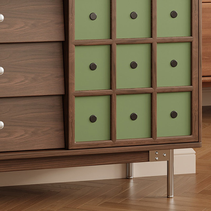 Grande armoire de rangement dans le salon