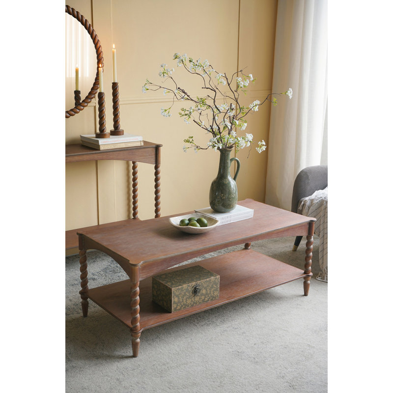 Table basse rustique avec pieds en spirale tournés et tablette inférieure