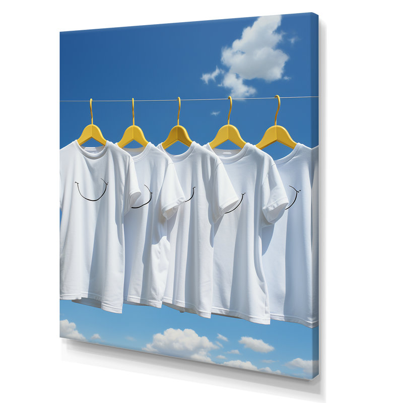 «Minimalist Laundry Hanging Out Smily Tshirt 1», art mural de lessive, H 20 po x l 12 po x P 1 po