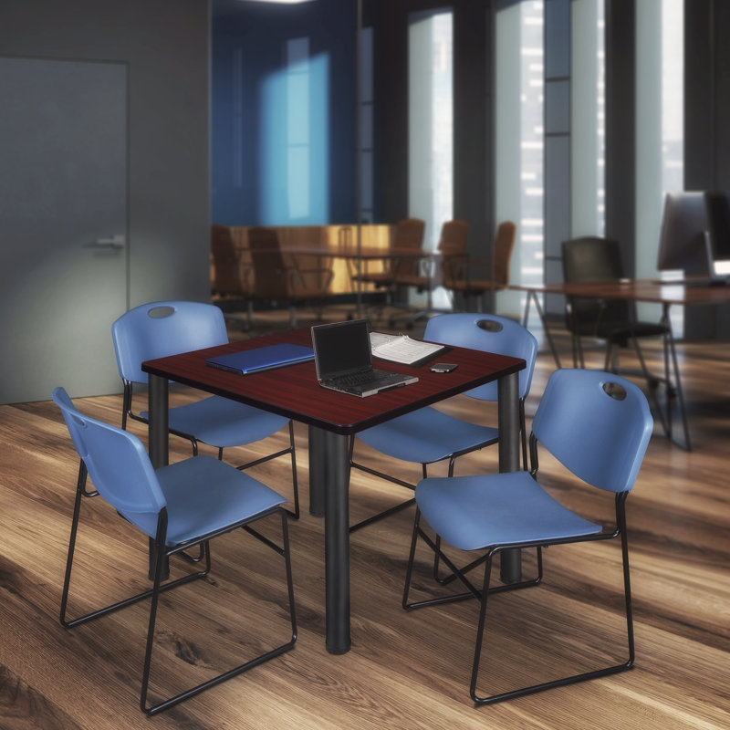 Plateau de table Kee Square, 4 chaises empilables Zeng, H 29 po x l 48 po x P 48 po, Acajou / Noir, Bleu