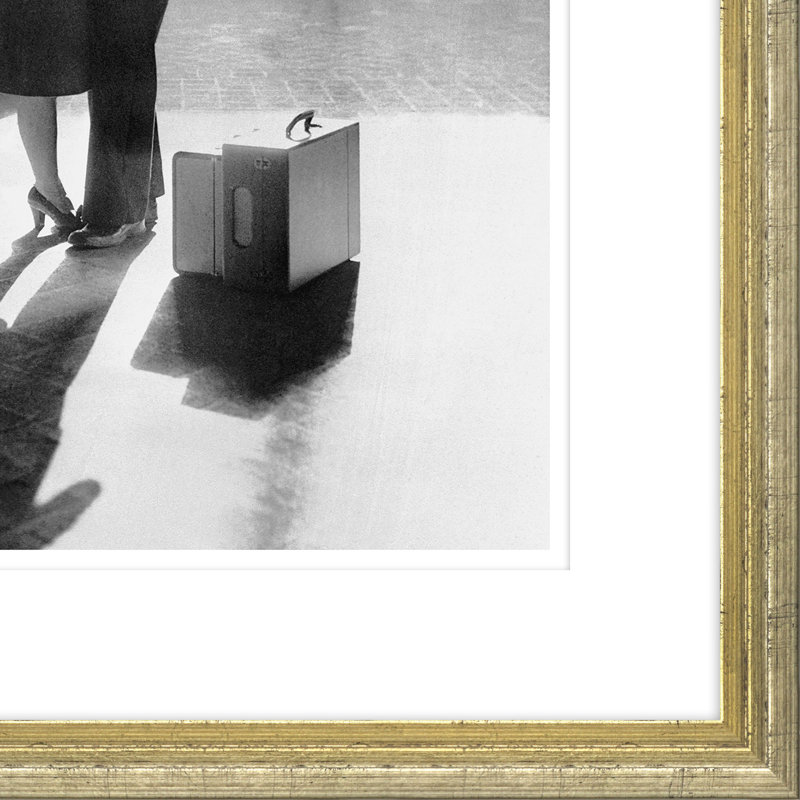 «Couple Kissing in Train Station», photographie encadrée