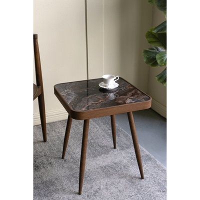 Table de bout carrée 17,3 x 17,3 x 18 po avec verre lisse, aspect faux marbre, pieds en métal doré - surface en verre décorative complémentaire aux thèmes artistiques, design, une pièce polyvalente pour la décoration intérieure