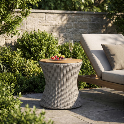 Table d'appoint d'extérieur, table de bout de patio ronde de 17,5 po avec plateau en bois naturel et base de sablier en osier gris, petite table basse d'extérieur résistante aux intempéries pour balcon, jardin, bord de piscine