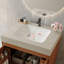 Meuble-lavabo sur pied de style Mid-Century avec dessus en faux marbre et lavabo en céramique-508256622