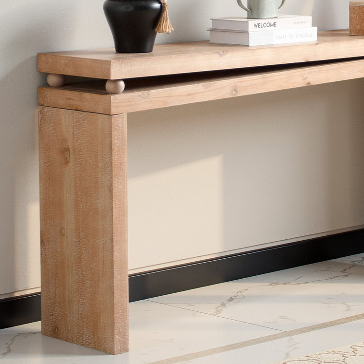 Console en bois naturel 52 po avec détails perlés, vestibule et canapé au fini rustique clair