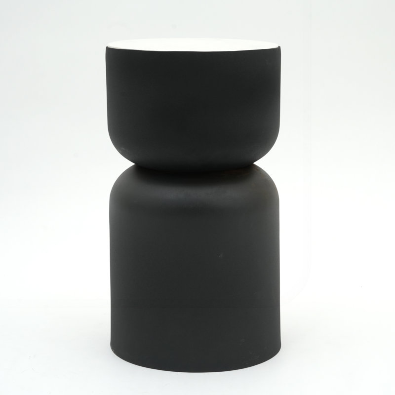 Table d'appoint moderne avec plateau en marbre et structure en métal, alliant élégance et durabilité pour les intérieurs contemporains
