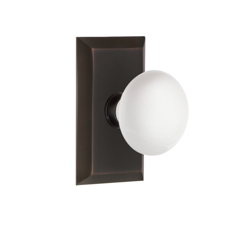 Plaque Studio avec poignée de porte en porcelaine blanche, Bronze intemporel, 2 3/8 po
