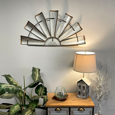 Sculpture murale demi-moulin à vent en métal galvanisé gris avec finition argentée vieillie effet rouille — 120,6 cm L x 61 cm H