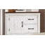 Commode de style transitionnel moderne avec quatre tiroirs, une armoire et des poignées de tiroir en métal au fini blanc vieilli et noyer