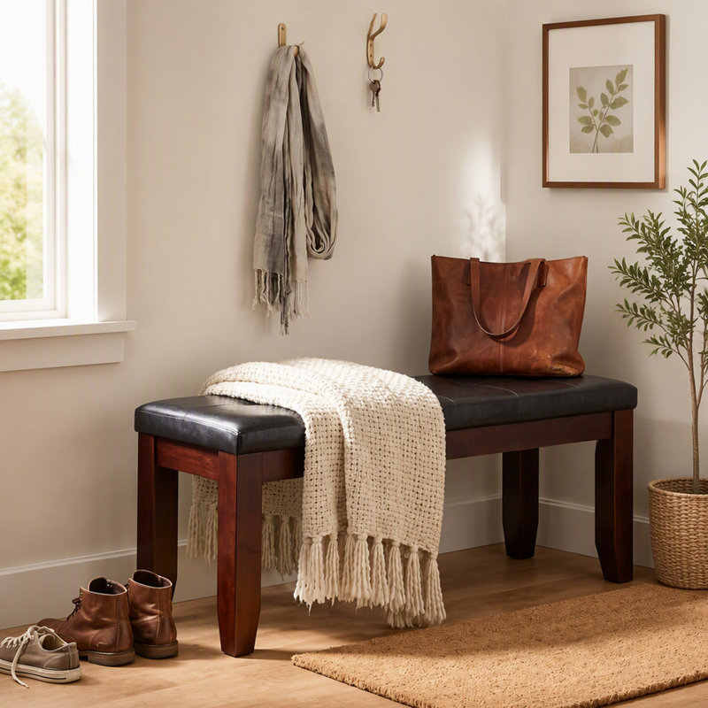 Banc en bois de style transitionnel avec coussin capitonné et traverses latérales