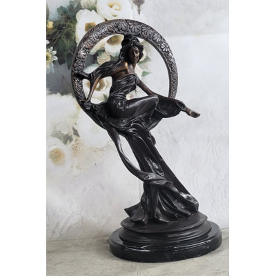 Sculpture Waights, fille assise sur la lune
